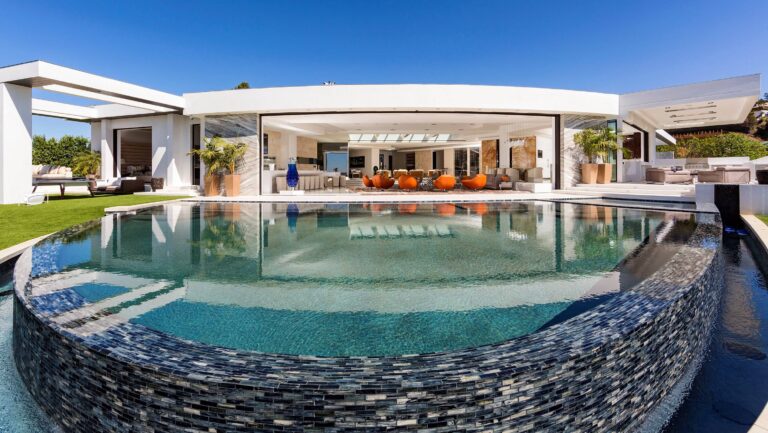 Extraordinary Modern Mansion in Los Angeles by Ferrugio Design & Associates
