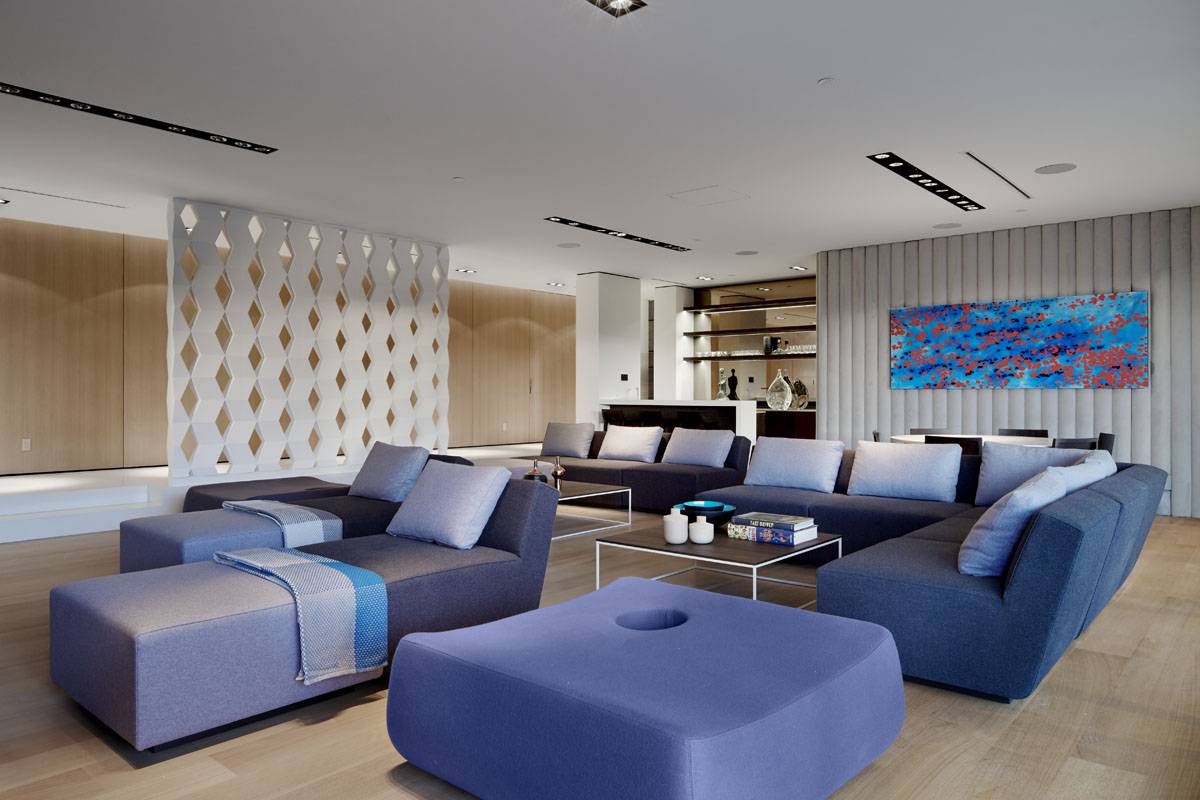 The long couches that have appeared in the living room make it easier to relax. Boredom and monotony can be avoided by using the same color tone but skillfully combining many shades of blue. Furthermore, the various fabrics for each chair demonstrate the feat of selection. As a result, you can easily arrange a large number of couches and sofas in a large living room space. 