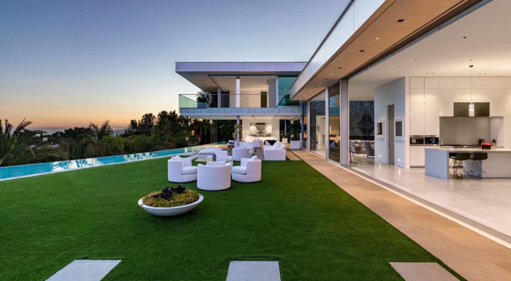 Elegant Robin Drive Modern Home in Los Angeles by Paul McClean