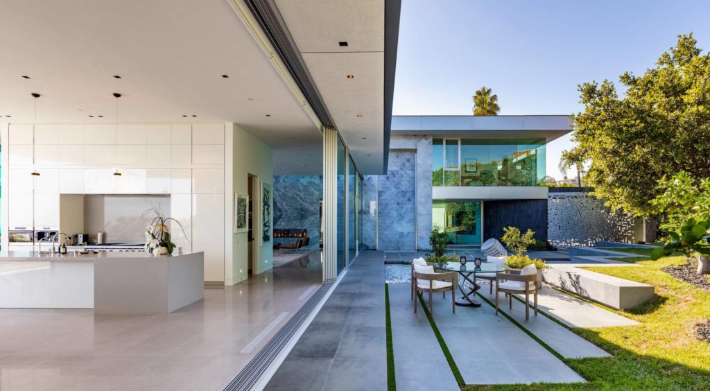 Elegant Robin Drive Modern Home in Los Angeles by Paul McClean