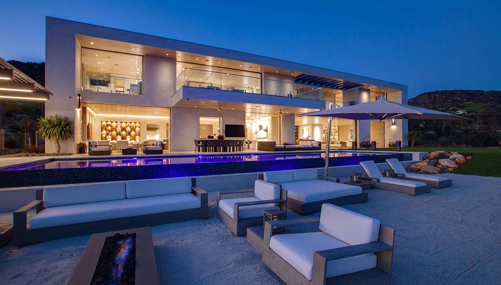 Carbon Beach Terrace Modern Mansion In Malibu California