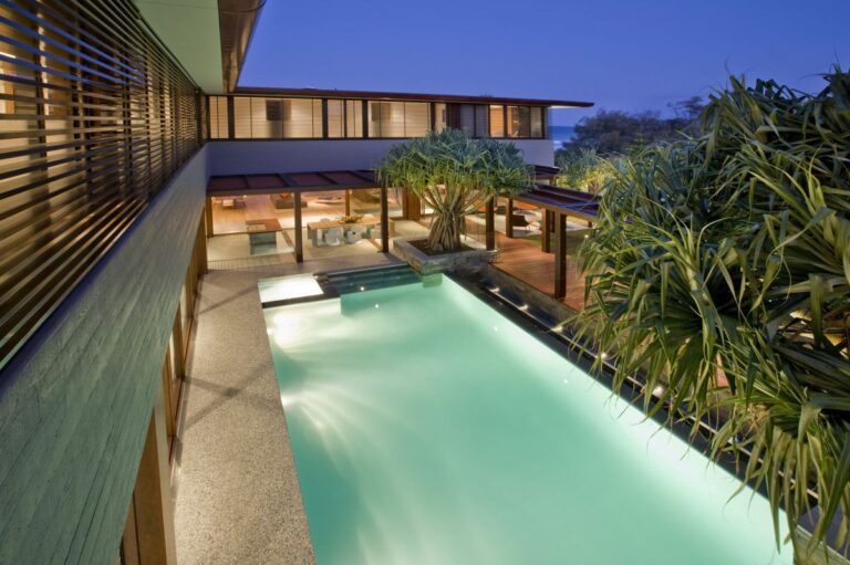 Albatross Tropical Home in Gold Coast, Australia by BGD Architects