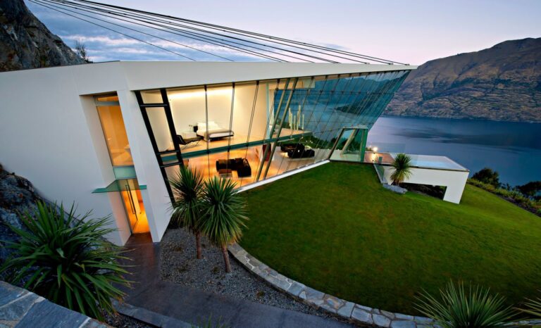 Jagged Edge Villa in New Zealand by Warrick Weber Architecture