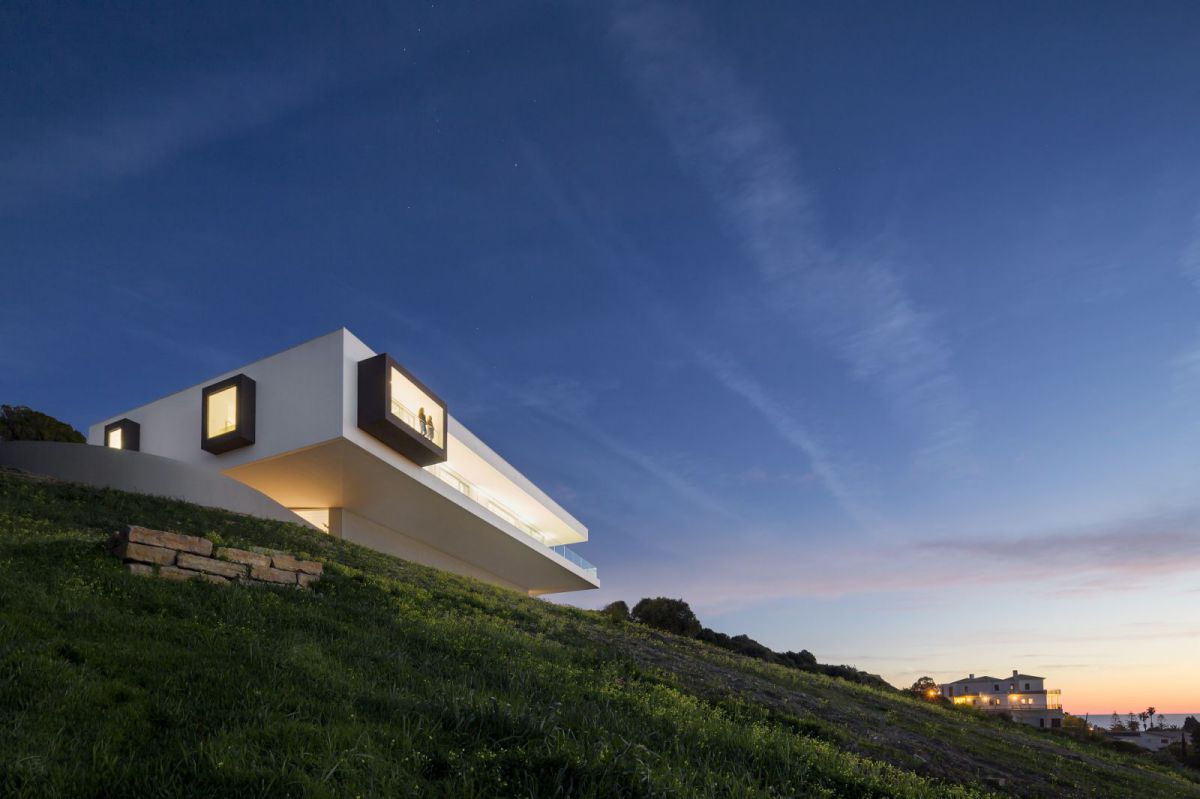 Luxurious-and-Contemporary-Clifftop-Villa-in-Algarve-Portugal-23-1