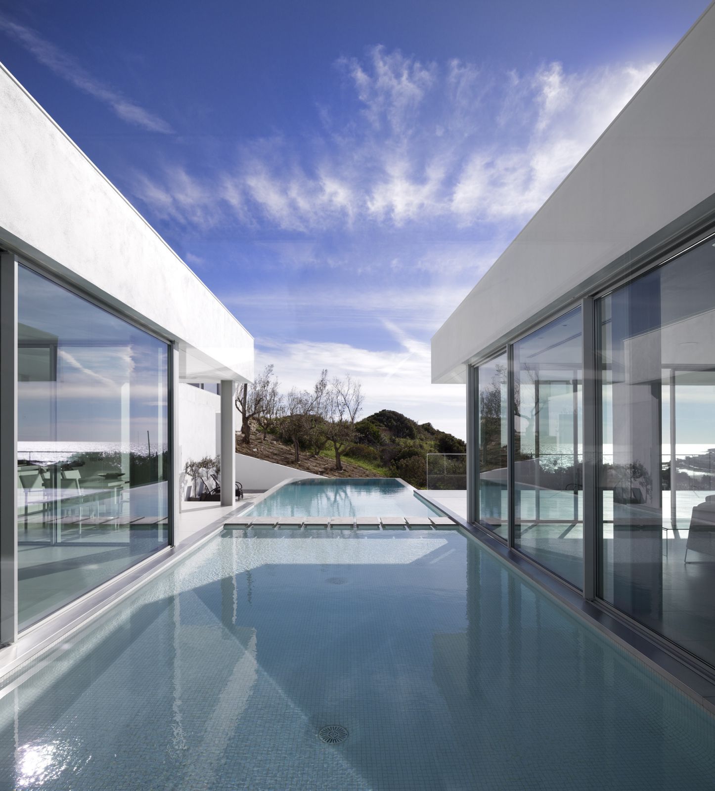 Luxurious-and-Contemporary-Clifftop-Villa-in-Algarve-Portugal-5