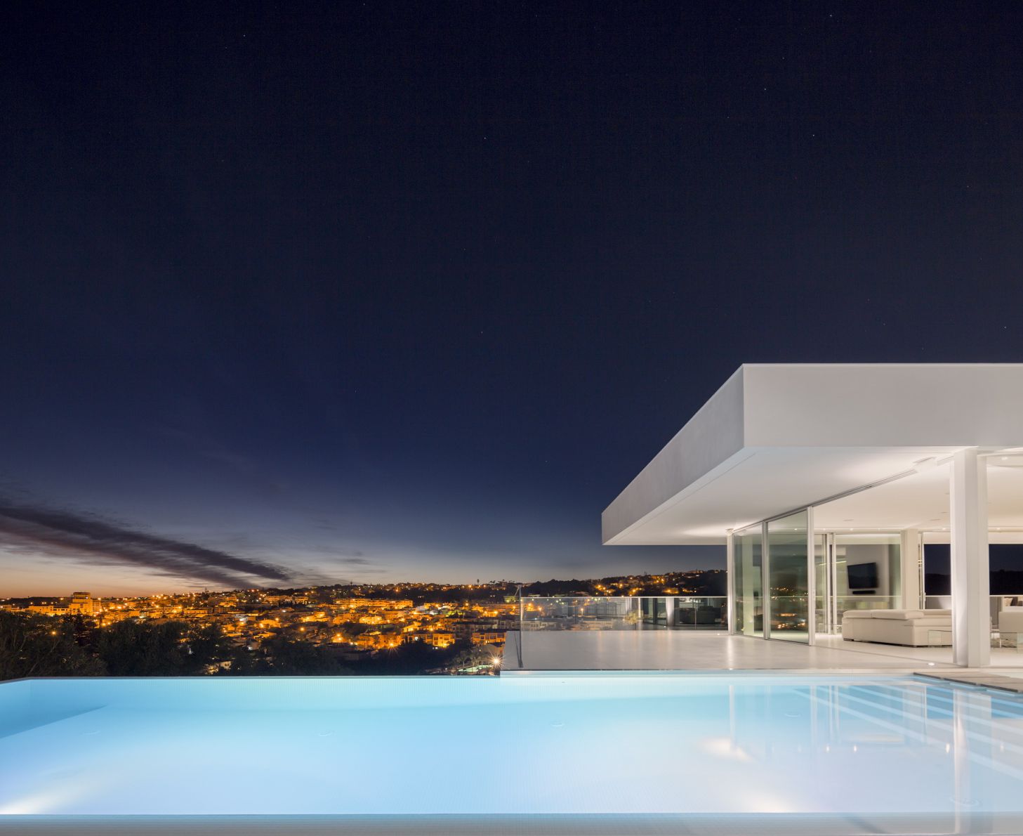 Luxurious-and-Contemporary-Clifftop-Villa-in-Algarve-Portugal-6