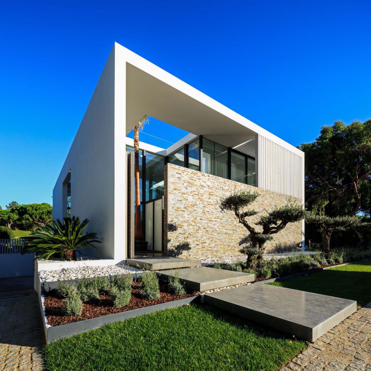 Modern-Villa-Darzi-in-Portugal-by-Arquimais-Architecture-and-Design-10