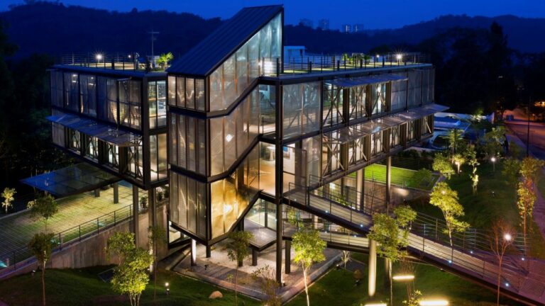 Cantilever House in Kuala Lumpur, Malaysia by Design Unit Sdn Bhd