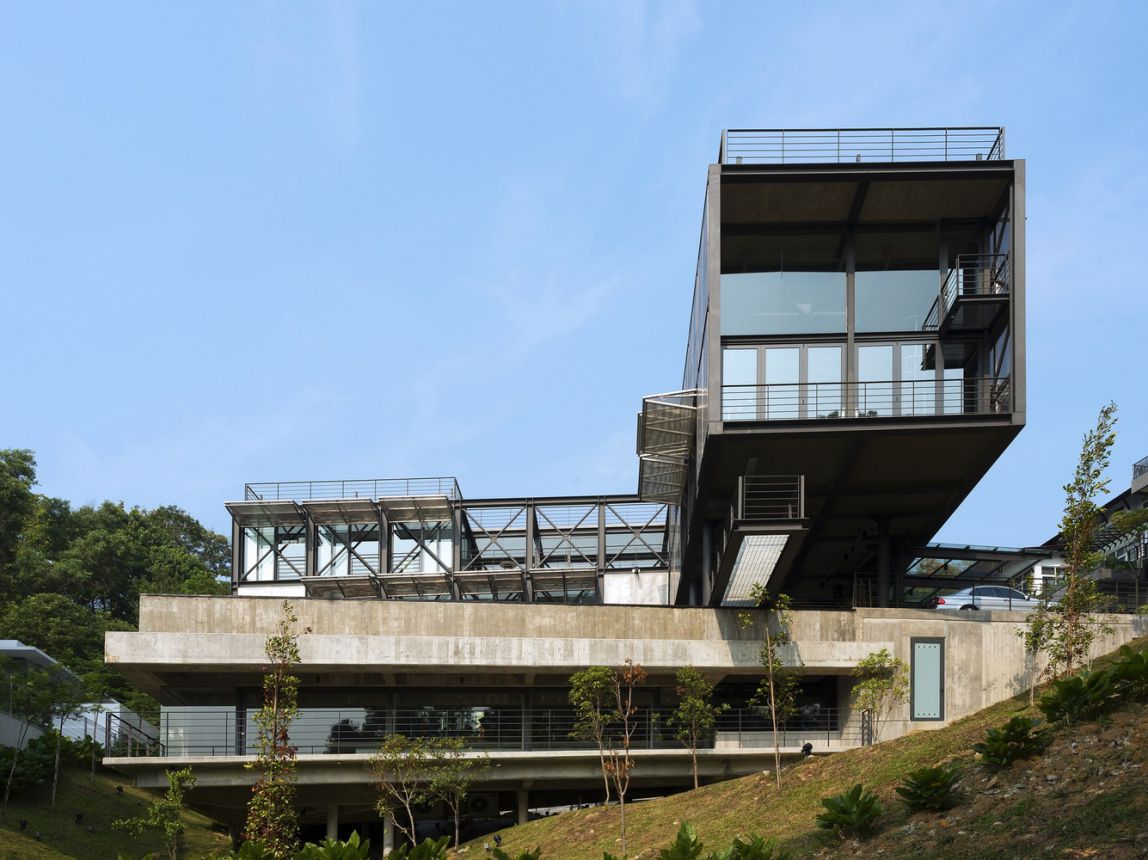 Cantilever House in Kuala Lumpur, Malaysia by Design Unit Sdn Bhd