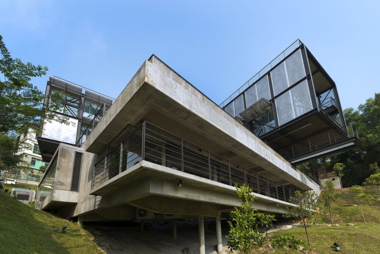 Cantilever-House-in-Malaysia-by-Design-Unit-Sdn-Bhd-5