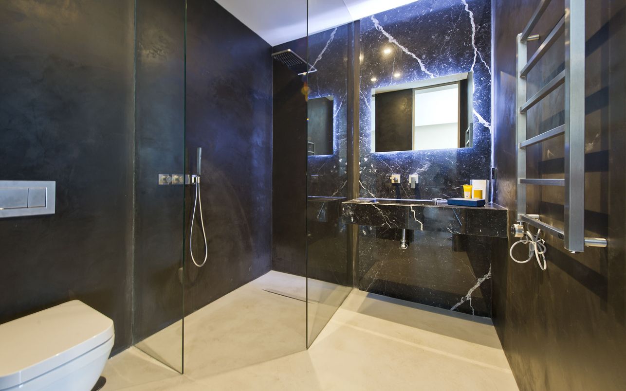 A corner shower can be a great option for bathrooms of all sizes. In smaller bathrooms, a corner shower can help maximize the available space and create a more efficient layout. These showers typically have a smaller footprint than traditional shower designs, but they can still be quite spacious and comfortable to use.