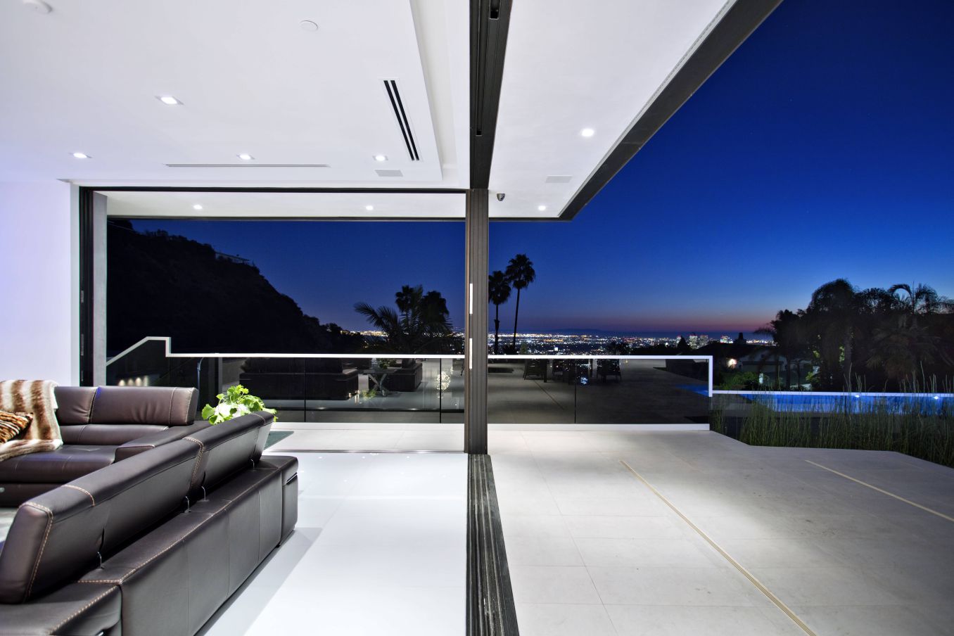 Modern-Home-9200-Swallow-Drive-Los-Angeles-22