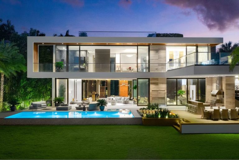 Luxurious Modern Mansion with Tropical Vibe and Stunning Waterfront Views on Palm Island, Miami Beach