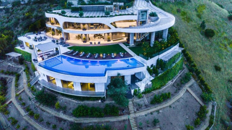 $36,000,000 Ultra-private Retreat and Conveniently Located Los Angeles Modern Mansion