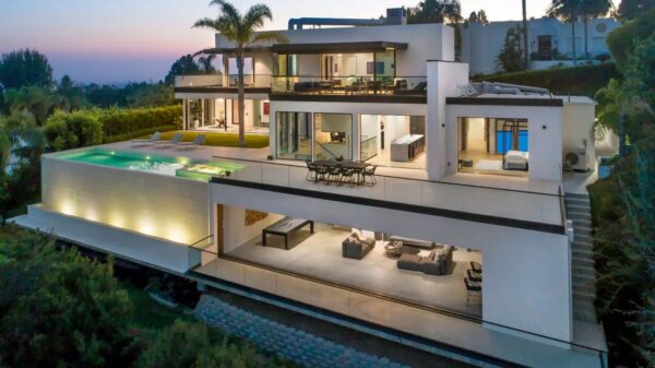 Exceptional Ultra-modern Trophy Property in Beverly Hills backs to Market