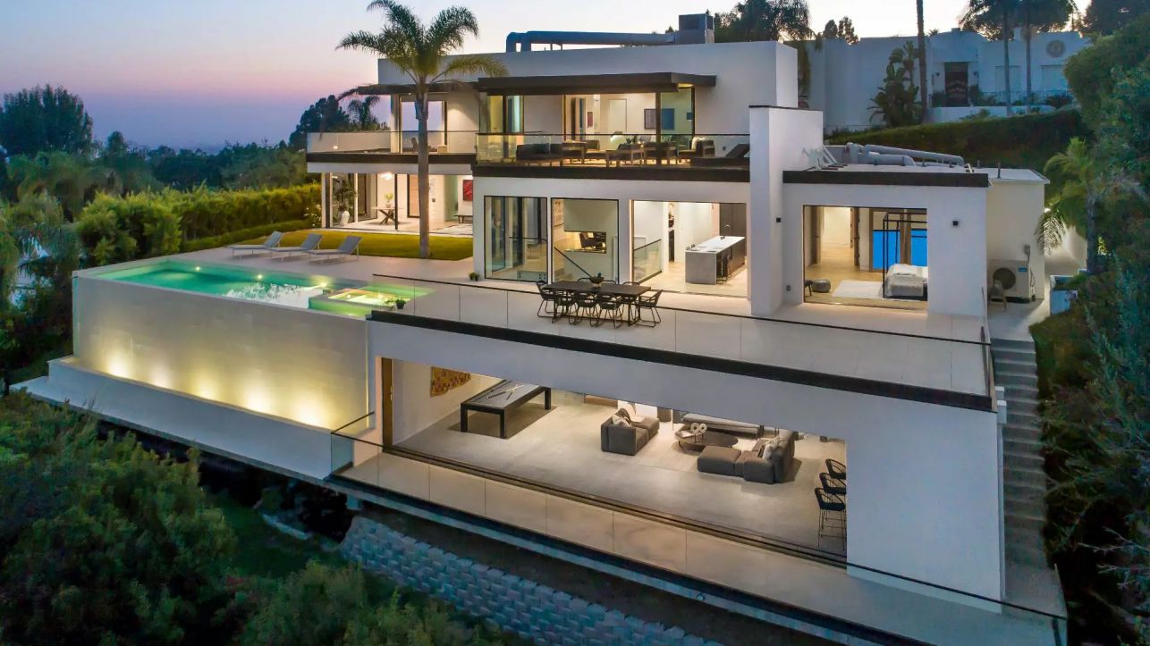 Exceptional Ultra Modern Trophy Property In Beverly Hills Backs To Market