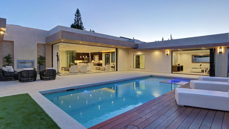 Spectacular 5 bedrooms and 5.5 baths Mid-century Home in Los Angeles