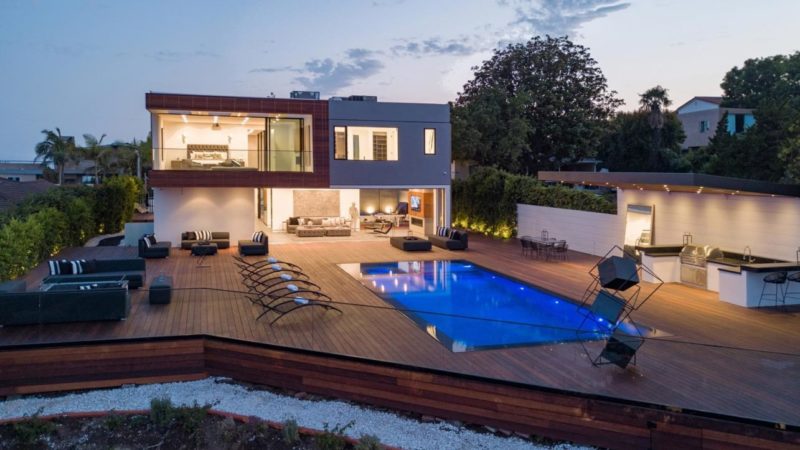 Macapa Drive Modern Home offers Gorgeous Interior Living Spaces