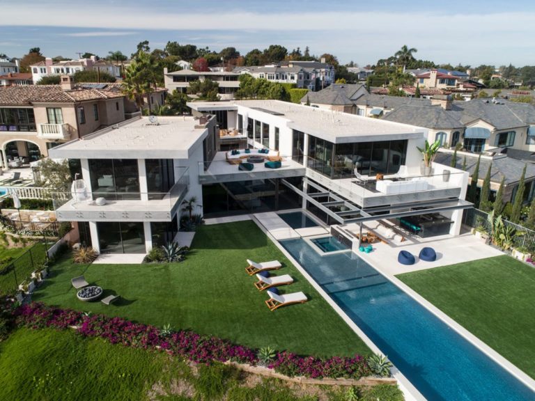 Newport Beach Modern Home with 180 degree view by Wolf Design Studio