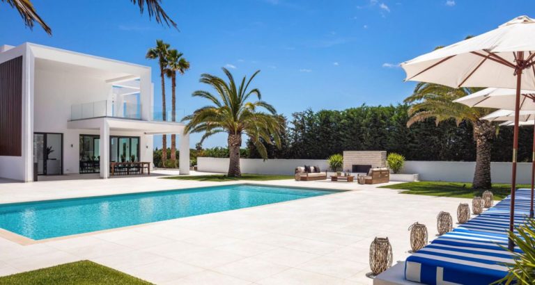 Elegant Villa Paraiso with Spacious Living Areas in Algarve, Portugal