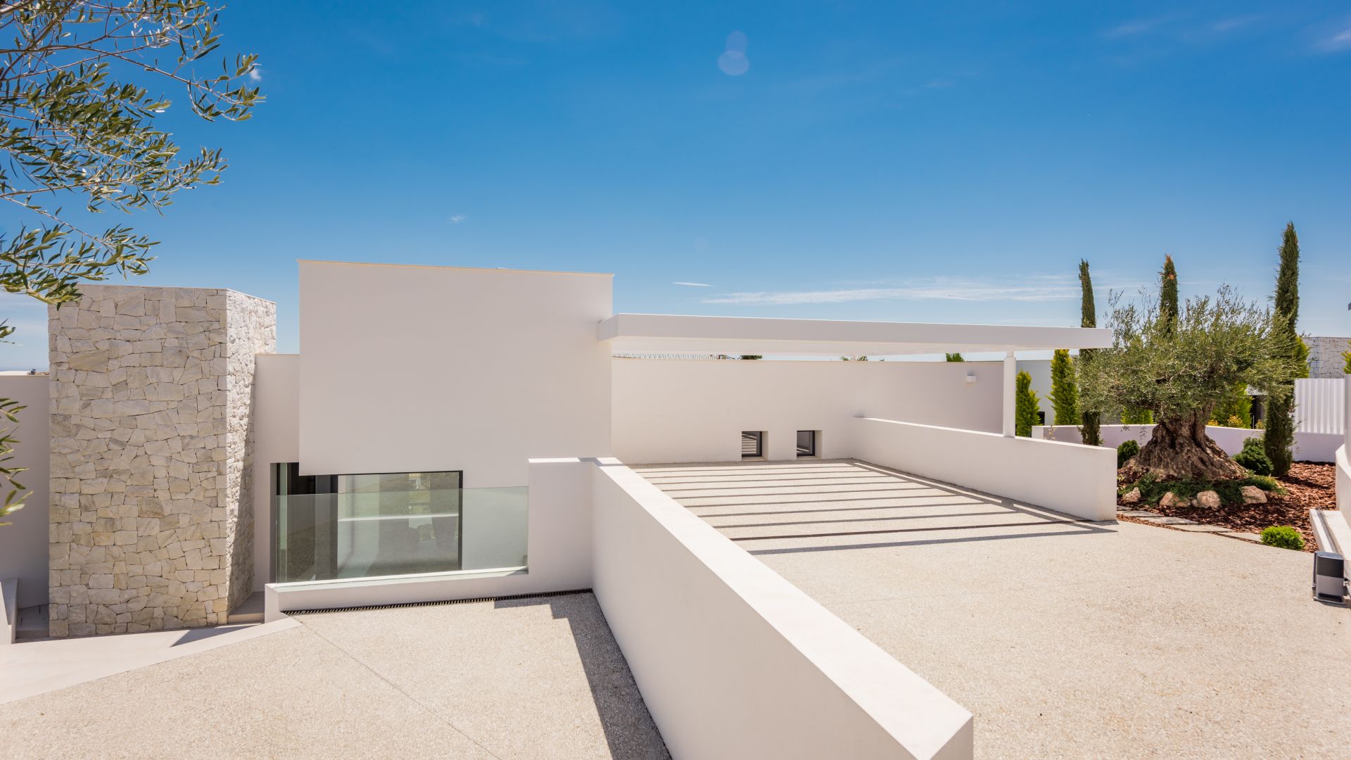 Modern-luxury-villa-in-Benahavis-Spain-17