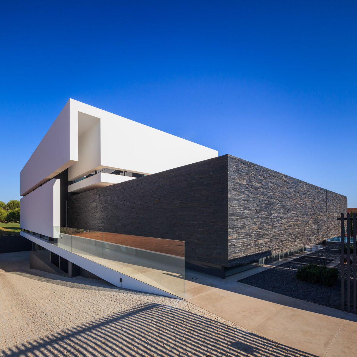 Villa-VLM15-in-Portugal-by-Arquimais-Architecture-and-Design-17