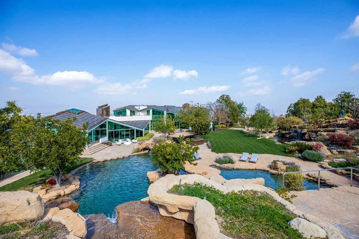 Stunning Architectural Estate on Mulholland Drive returns for 17 Million