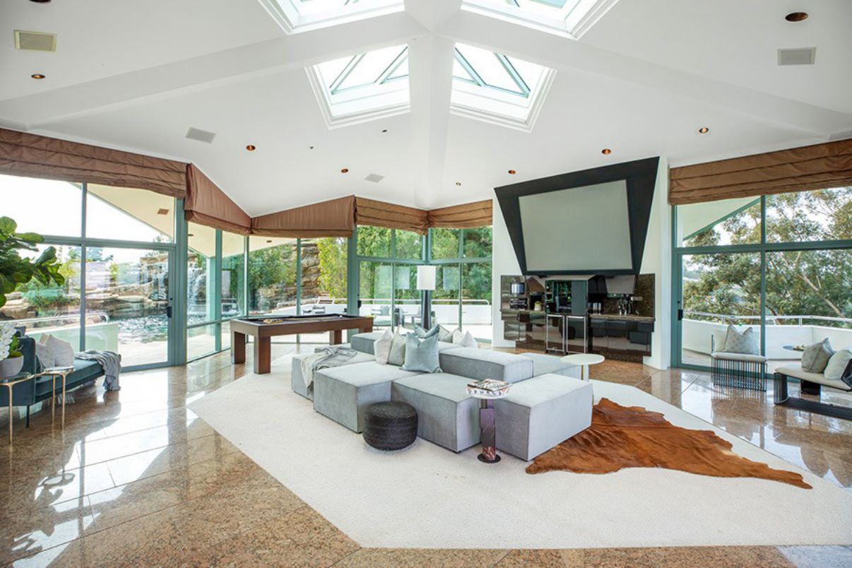 Stunning Architectural Estate on Mulholland Drive returns for 17 Million