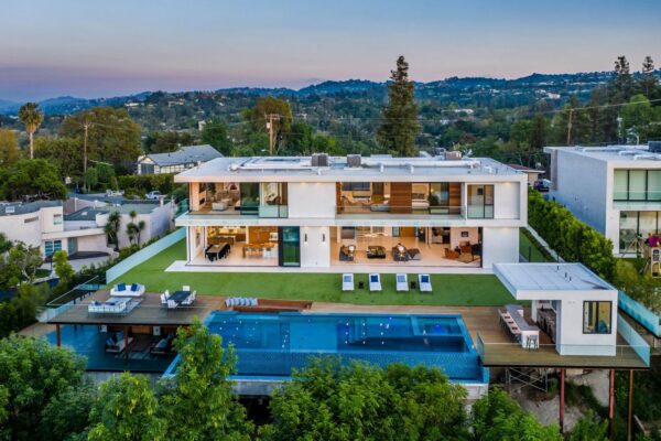 Luxurious Oak View Modern Masterpiece Return Market for $9.2 Million