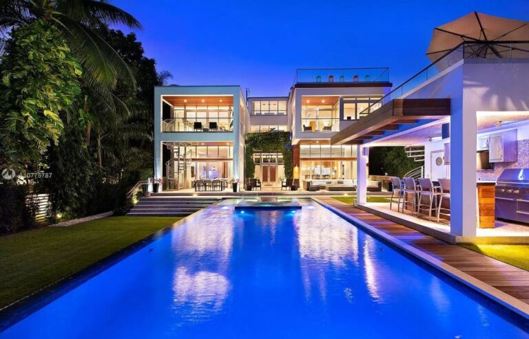 Luxe Miami Beach Waterfront Estate on Sunset Island IV with Rooftop Deck and Infinity Pool