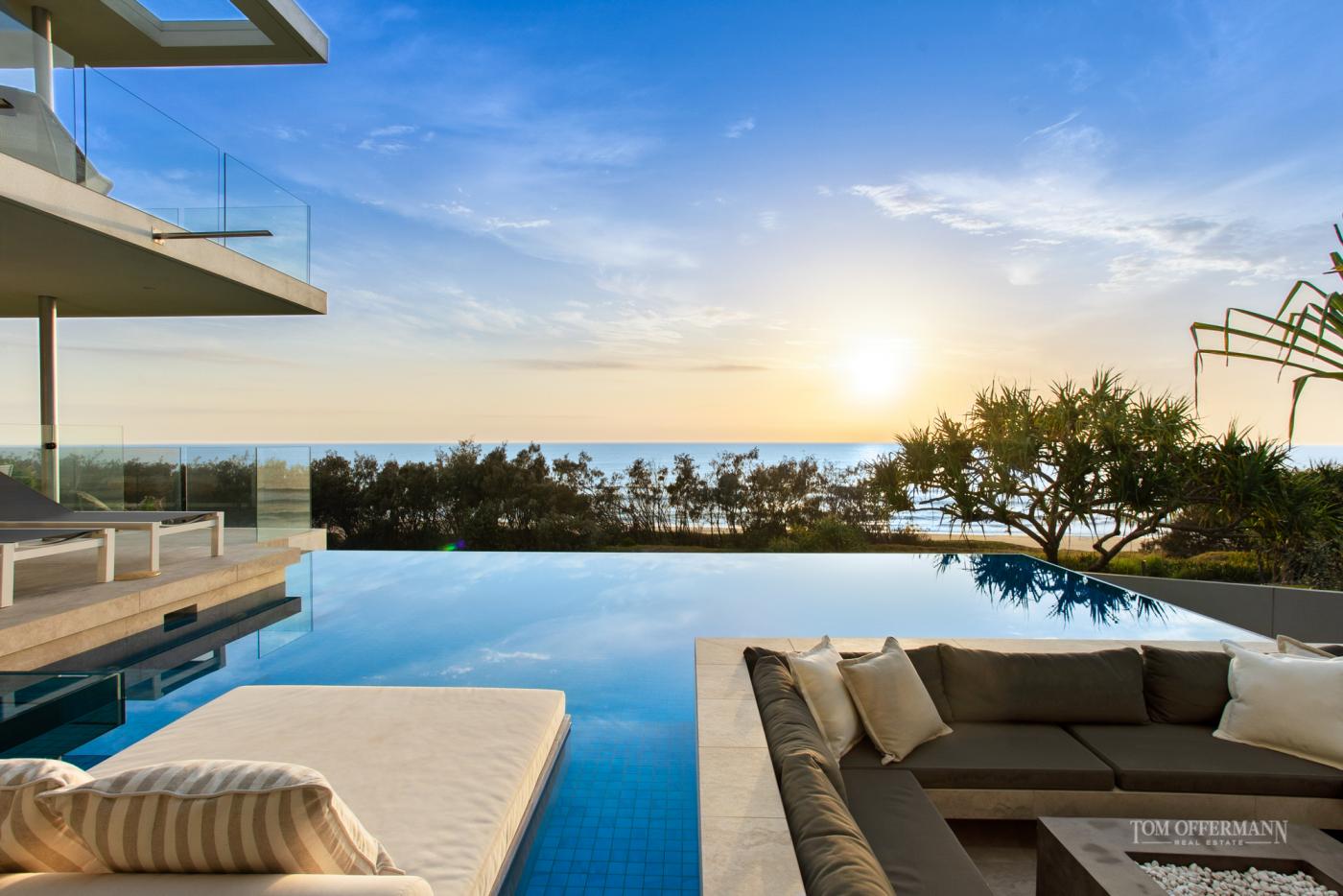 David Low Way Residence in Sunrise Beach by Paul Clout