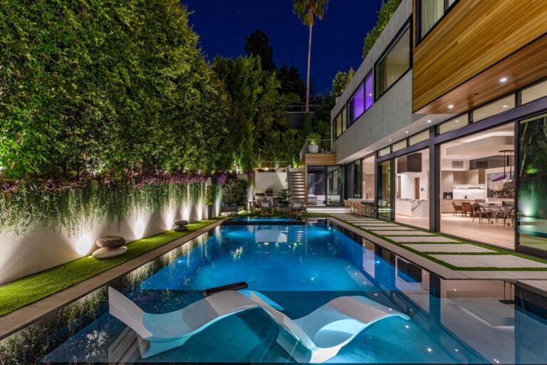Sophisticated Doheny Modern Smart Home Perfects for Entertainment