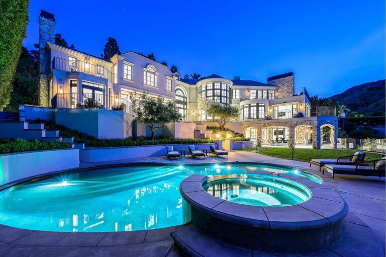 Luxurious Mullholland Estates Trophy Estate with Stunning Views in Beverly Hills