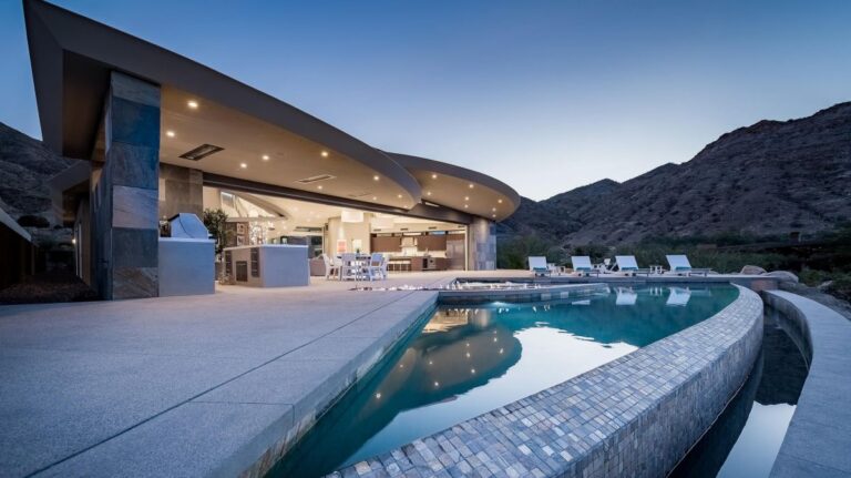 Curvilinear Desert Residence in Palm Springs by Brian Foster Designs