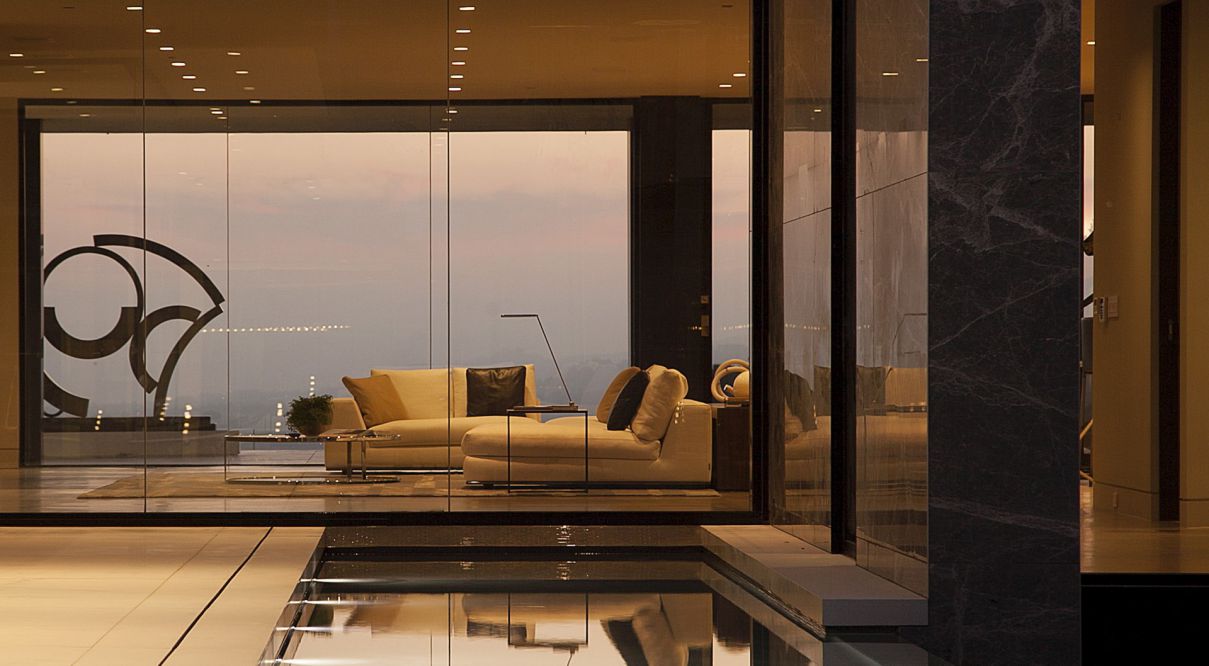 Luxurious-Oriole-Drive-Modern-Home-in-Los-Angeles-by-Paul-McClean-8