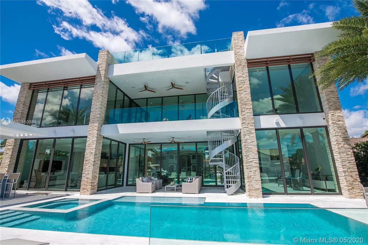 North Miami Beach Ultra Modern Waterfront Home Lists For 4 9 Million