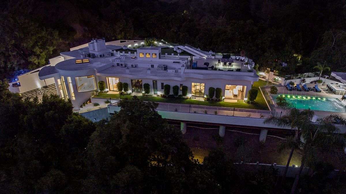 A-Dynamic-Architectural-Estate-in-Pacific-Palisades-for-Sale-1