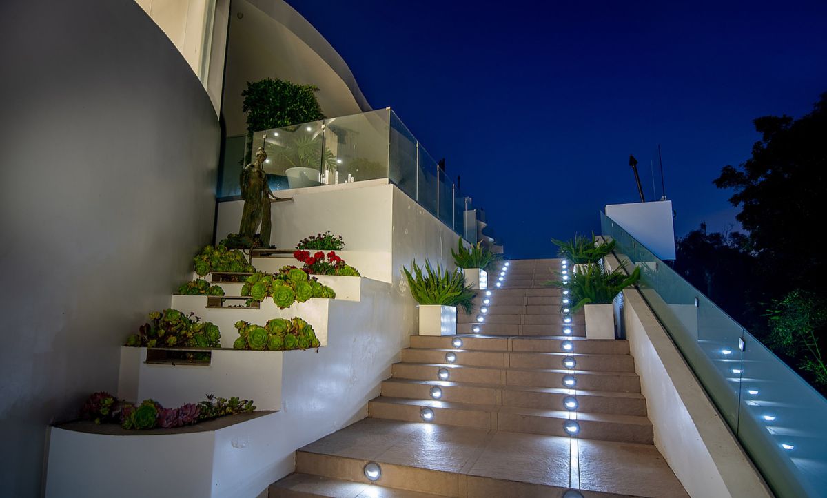 A-Dynamic-Architectural-Estate-in-Pacific-Palisades-for-Sale-2