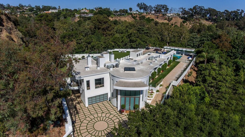 A Dynamic Architectural Estate in Pacific Palisades for Sale