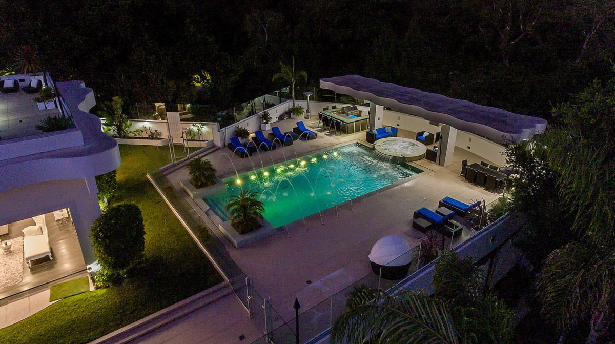 A-Dynamic-Architectural-Estate-in-Pacific-Palisades-for-Sale-34