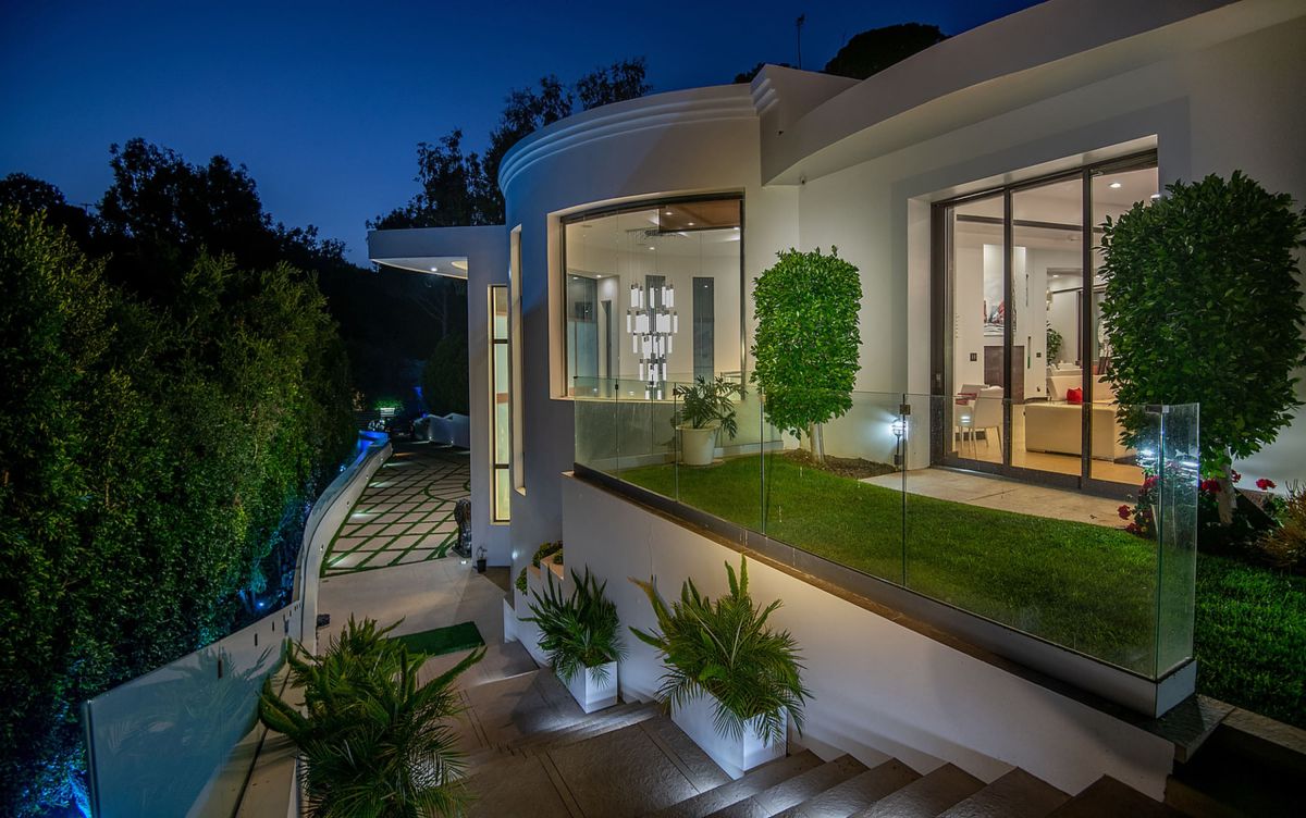 A-Dynamic-Architectural-Estate-in-Pacific-Palisades-for-Sale-45