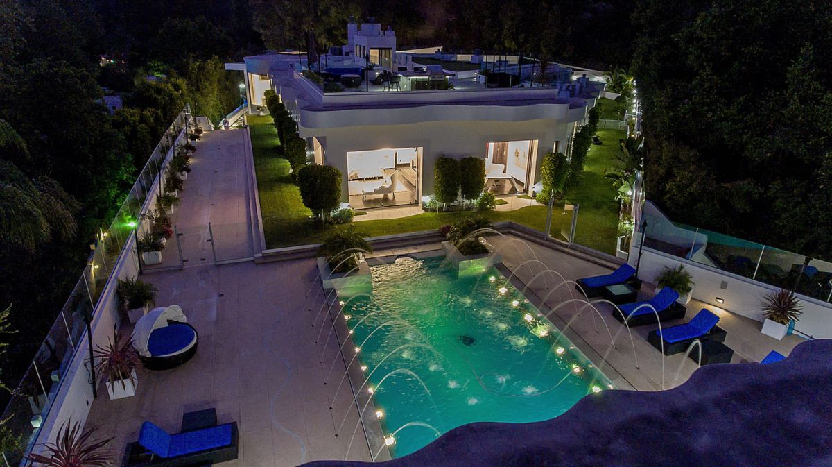A-Dynamic-Architectural-Estate-in-Pacific-Palisades-for-Sale-5