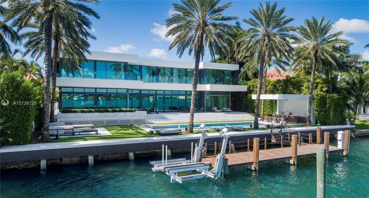 Exquisitely-Designed-Hibiscus-Masterpiece-in-Miami-Beach-for-Sale-1