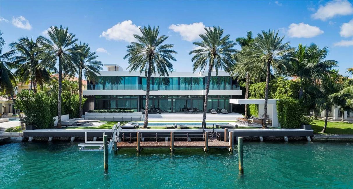 Exquisitely-Designed-Hibiscus-Masterpiece-in-Miami-Beach-for-Sale-2