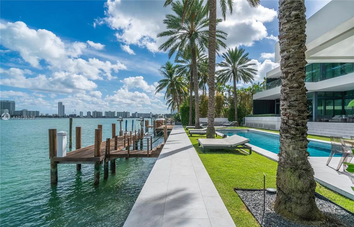 Exquisitely-Designed-Hibiscus-Masterpiece-in-Miami-Beach-for-Sale-4