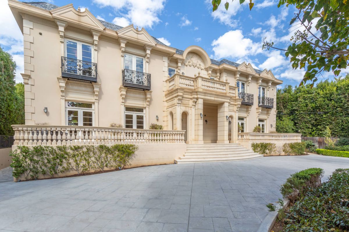 Grand-Traditional-Estate-in-Brentwood-Park-Los-Angeles-for-Sale-2