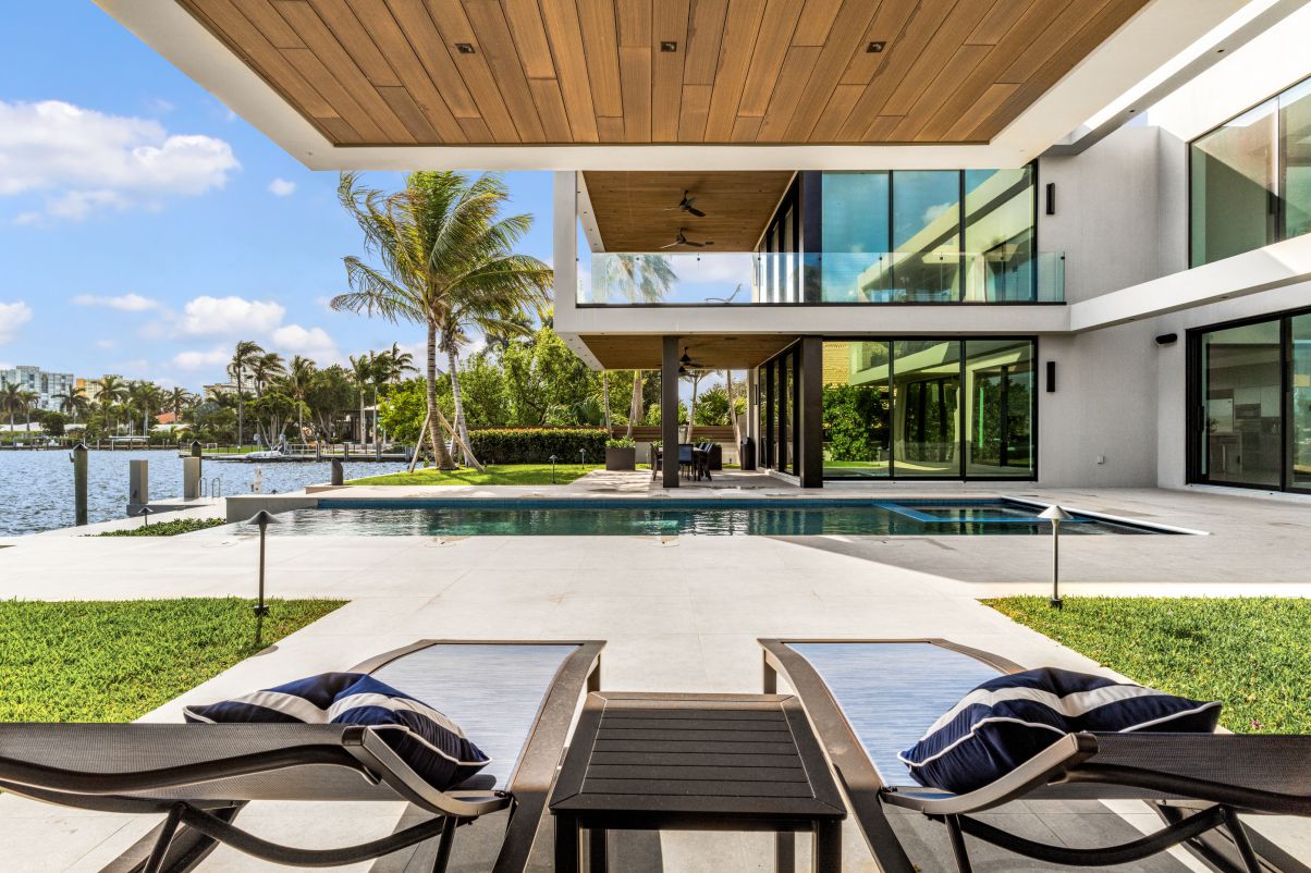 Hollywood-Waterfront-Mansion-in-Florida-by-In-Site-Design-Group-LLC-21