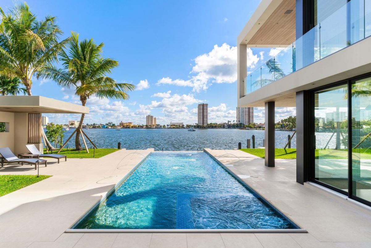 Hollywood-Waterfront-Mansion-in-Florida-by-In-Site-Design-Group-LLC-24