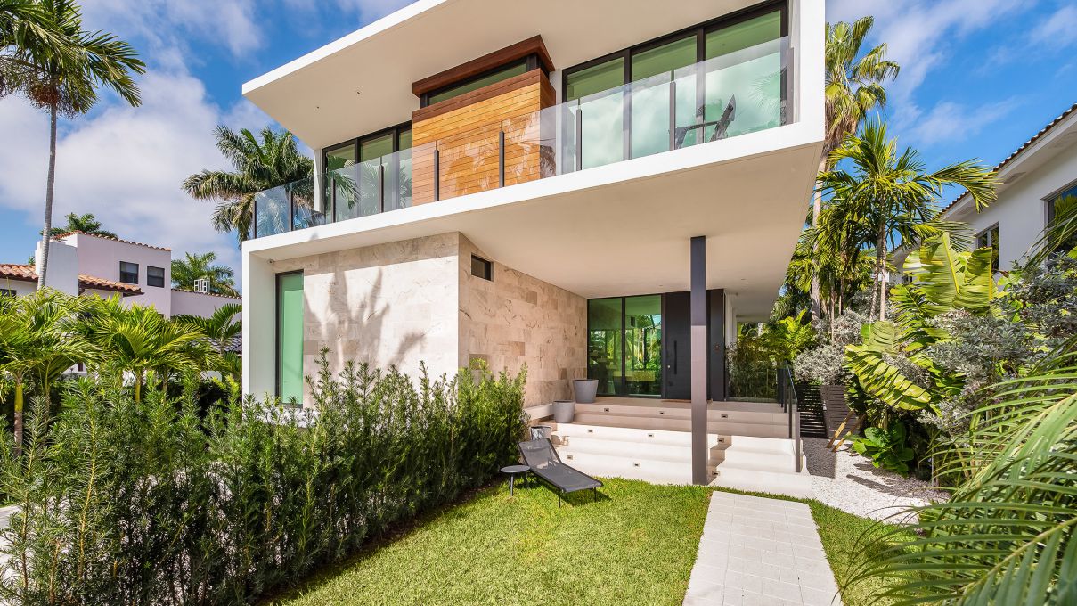 Impeccable-Home-in-Miami-Beach-for-Rent-at-20000-per-Month-247-Palm-Ave-Miami-Beach-FL-2