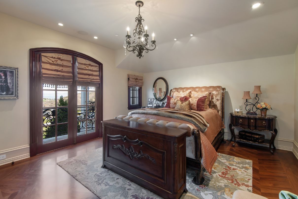 Spectacular-Classic-French-Chateau-in-Calabasas-CA-for-Sale-24